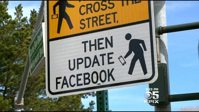 В Калифорнии появились дорожные знаки, предупреждающие об опасности чтения Facebook на ходу