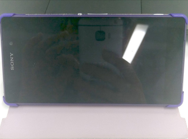 Sony Xperia Z2 показал заднюю панель HTC One (M9)