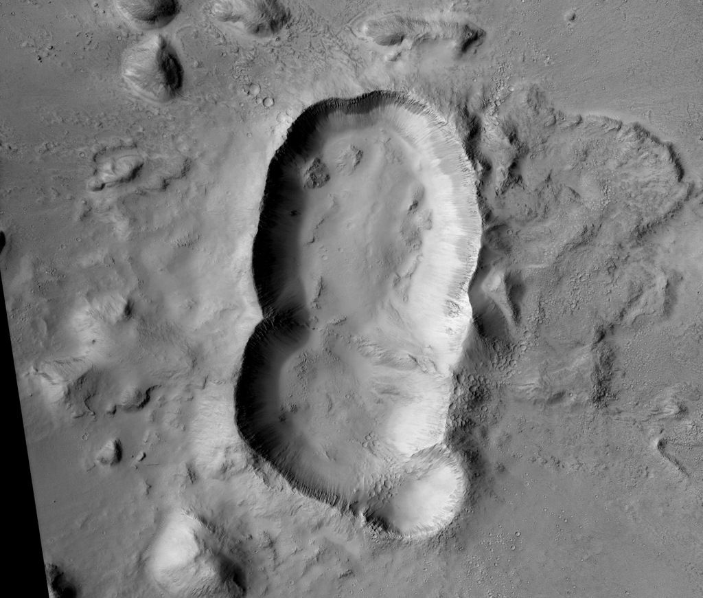 Американская космическая экспедиция нашла на Марсе тройной кратер