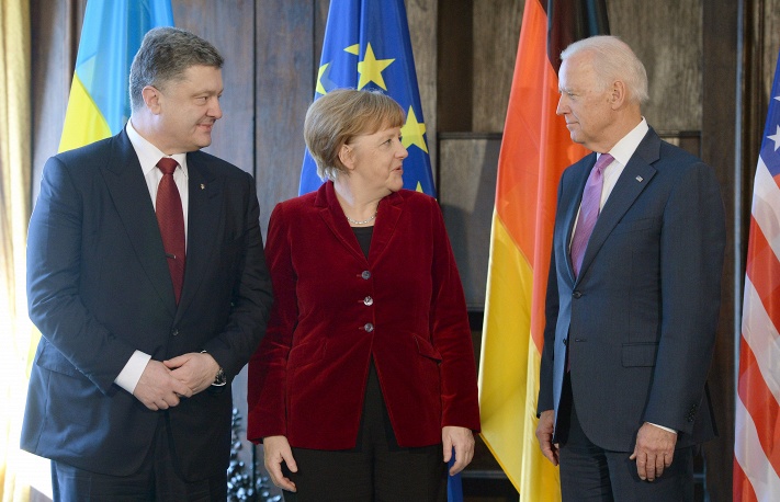 Президент Украины Петр Порошенко, федеральный канцлер Германии Ангела Меркель и вице-президент США Джо Байден