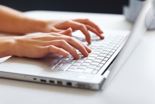 1 компьютер сидеть девушка руки клавиатура интернет